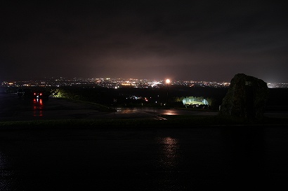 展望スポットの雰囲気と青森市街の夜景