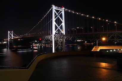 関門橋のライトアップと展望台の雰囲気