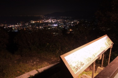 展望マップと小樽市街の夜景
