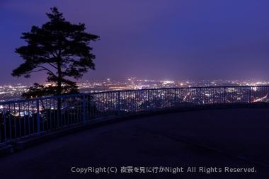 展望台の雰囲気と盛岡市街方面の夜景