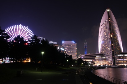 横浜コスモワールドの観覧車とインターコンチネンタルホテルを中心に眺める