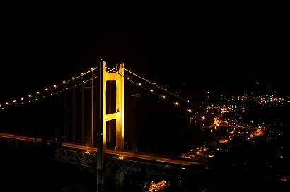 瀬戸大橋のライトアップを眼下に眺める
