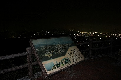 展望マップと共に倉敷市の夜景を眺める