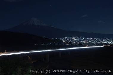 富士山と東名高速を眺める