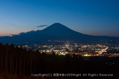 日没後の富士山と御殿場市の夜景