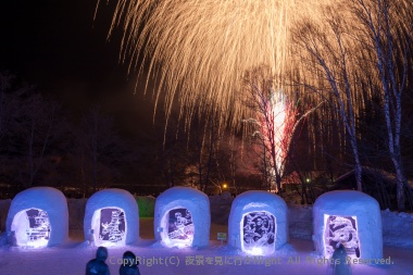 氷の彫刻会場から眺める冬の花火大会