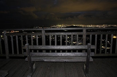 ベンチと海南市の夜景