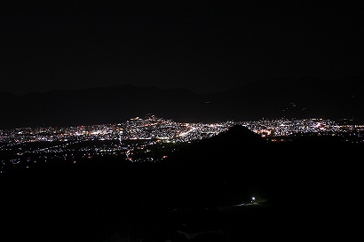 富神山のシルエットと山形市の夜景