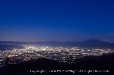 日没直後の甲府盆地と富士山の夜景