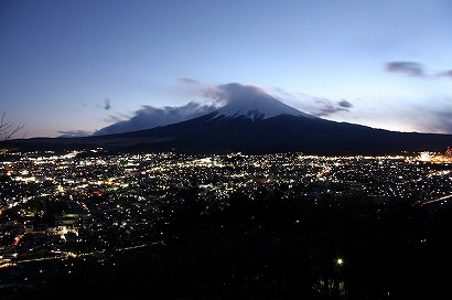 東屋から富士山を中心とした夜景