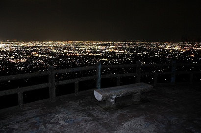ベンチと甲府市の夜景